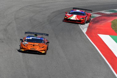 Scarperia, İtalya - 11 Temmuz 2025: Lamborghini Huracan ST Evo 2 takımı HC RACING DIVISION drive by Oliva Gaetano İtalyan Şampiyonası GT Endurance etkinliği sırasında Mugello Pisti 'nde.