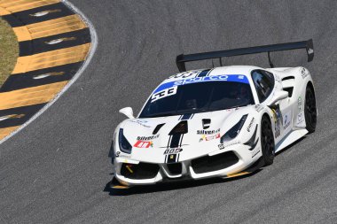 Scarperia, İtalya - 11 Temmuz 2025: Ferrari 488 SR & R yarışması Schofield Lyle 'ın italyan şampiyonası GT Dayanıklılık müsabakası sırasında Mugello Pisti' nde.