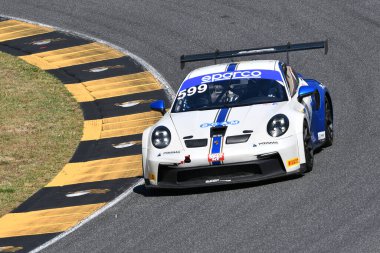 Scarperia, İtalya - 11 Temmuz 2025: Porsche 911 GT3 Cup (992) takım SP RACING TEAM drive 'ı Abbati Massimo' nun İtalya Şampiyonası GT Endurance etkinliği sırasında Mugello Pisti 'nde.