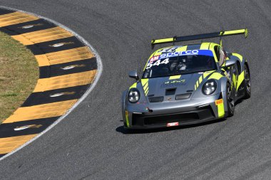 Scarperia, İtalya - 11 Temmuz 2025: Porsche 911 GT3 Cup (992) Bugan ve Montagnese 'nin İtalya Şampiyonası sırasında Mugello Pisti' nde gerçekleştirdiği PPS PERFORMANCE sürüşü.