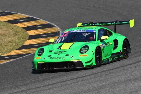 Scarperia, İtalya - 11 Temmuz 2025: Porsche 911 GT3 R (992) takımı Venerosi - Baccani tarafından sürülen İtalyan Şampiyonası GT Endurance etkinliği sırasında Mugello Pisti 'nde.