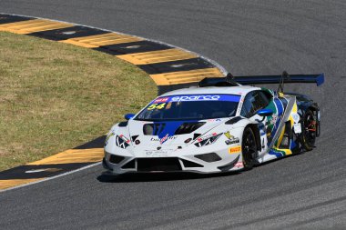 Scarperia, İtalya - 11 Temmuz 2025: Lamborghini Huracan GT3 EVO 2 takımı IMPERIALE RACING drive by Tarabini - İtalyan Şampiyonası GT Endurance müsabakası sırasında Mugello Pisti 'nde yapılan Lauin action.