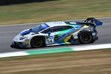 Scarperia, İtalya - 11 Temmuz 2025: Lamborghini Huracan GT3 EVO 2 takımı IMPERIALE RACING drive by Tarabini - İtalyan Şampiyonası GT Endurance müsabakası sırasında Mugello Pisti 'nde yapılan Lauin action.