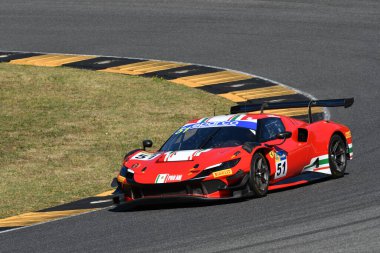 Scarperia, İtalya - 11 Temmuz 2025: Ferrari AF CORSE takımından Ferrari 296 GT3 - Raghunathan İtalya Şampiyonası sırasında Mugello Pisti 'nde GT Dayanıklılık müsabakası düzenledi.