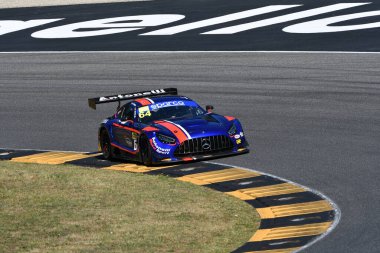 Scarperia, İtalya - 11 Temmuz 2025: AKM MOTORSPORT ekibinden Mercedes AMG GT3 Scholze - İtalya Şampiyonası sırasında GT Endurance etkinliği sırasında hareket halindeydi.