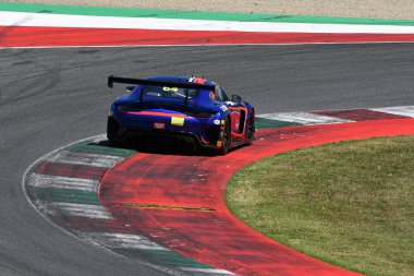 Scarperia, İtalya - 11 Temmuz 2025: AKM MOTORSPORT ekibinden Mercedes AMG GT3 Scholze - İtalya Şampiyonası sırasında GT Endurance etkinliği sırasında hareket halindeydi.