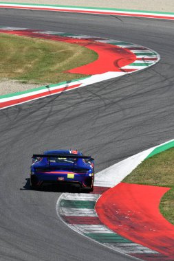 Scarperia, İtalya - 11 Temmuz 2025: AKM MOTORSPORT ekibinden Mercedes AMG GT3 Scholze - İtalya Şampiyonası sırasında GT Endurance etkinliği sırasında hareket halindeydi.