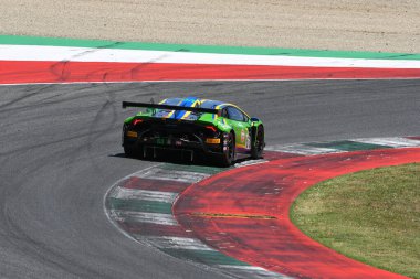 Scarperia, İtalya - 11 Temmuz 2025: Frassineti 'nin VSR sürücüsü Lamborghini Huracan GT3 EVO 2 - İtalyan Şampiyonası sırasında Mugello Pisti' nde düzenlenen GT Endurance etkinliği sırasında Liberati.