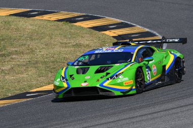 Scarperia, İtalya - 11 Temmuz 2025: Frassineti 'nin VSR sürücüsü Lamborghini Huracan GT3 EVO 2 - İtalyan Şampiyonası sırasında Mugello Pisti' nde düzenlenen GT Endurance etkinliği sırasında Liberati.