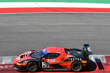 Scarperia, İtalya - 11 Temmuz 2025: Colavita 'nın AF CORSE takımından Ferrari 296 GT3 - Badawi, İtalya Şampiyonası sırasında Mugello Pisti' nde düzenlenen GT Endurance müsabakası sırasında görev başında.