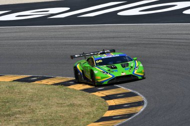 Scarperia, İtalya - 11 Temmuz 2025: Michelotto-Zanon takımının VSR sürücüsü Lamborghini Huracan GT3 EVO 2, Mugello Pisti 'nde düzenlenen İtalyan Şampiyonası GT Endurance etkinliği sırasında görev başında..