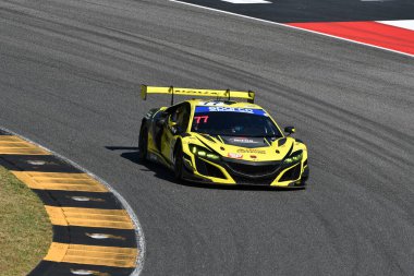 Scarperia, İtalya - 11 Temmuz 2025: NoVA RACE takımının Honda NSX ACURA GT3 'ü Magnoni - Rocca, İtalya Şampiyonası sırasında Mugello Pisti' nde düzenlenen GT Dayanıklılık müsabakası sırasında iş başında.