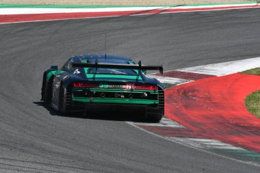 Scarperia, İtalya - 11 Temmuz 2025: Rauer 'in TRESOR ATTEMPTO RACING Drive takımının AUDI R8 LMS' i - İtalyan Şampiyonası GT Endurance etkinliği sırasında Mugello Pisti 'nde Mazzola.