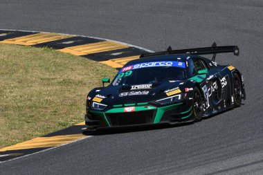 Scarperia, İtalya - 11 Temmuz 2025: Rauer 'in TRESOR ATTEMPTO RACING Drive takımının AUDI R8 LMS' i - İtalyan Şampiyonası GT Endurance etkinliği sırasında Mugello Pisti 'nde Mazzola.