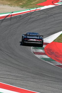 Scarperia, İtalya - 11 Temmuz 2025: Cassar 'ın TRESOR ATTEMPTO RACING Drive takımının AUDI R8 LMS' i - Clementi, Mugello Pisti 'nde düzenlenen İtalyan Şampiyonası GT Endurance etkinliği sırasında iş başında.