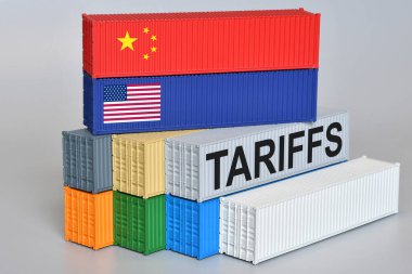 Birleşik Devletler ve Çin bayraklı bir konteynırda TARIFFS kelimesi. ABD ve Çin arasındaki gümrük savaşı