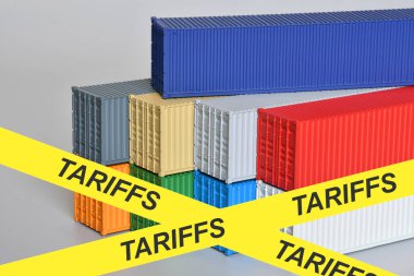 Uyarı sarı bantlı konteynırlar ve ön planda 