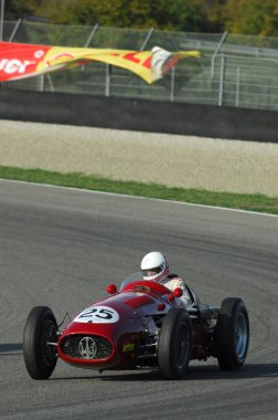 Mugello, İtalya - 27 Ekim 2007: 2007 Ferrari Yarış Günleri 'nde Mugello Pisti' nde eski Maserati Grand Prix Car ile bilinmeyen koşu, İtalya