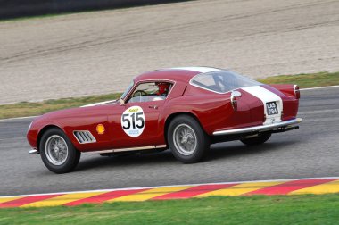 Mugello, İtalya - 27 Ekim 2007: Ferrari Yarış Günleri 2007 'de, İtalya' da, Mugello Pisti 'nde Ferrari Spor Otomobili ile bilinmeyen koşu