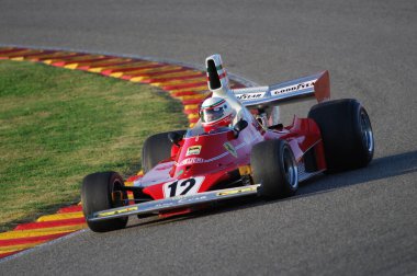 Mugello, İtalya - 27 Ekim 2007: 1975 yılında Ferrari F1 312T ile bilinmeyen koşu eski Niki Lauda Ferrari Yarış Günleri Yılı 2007, İtalya