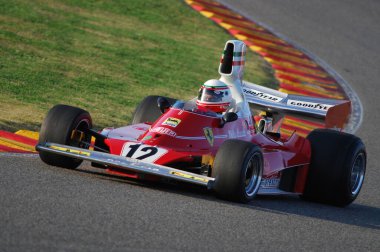 Mugello, İtalya - 27 Ekim 2007: 1975 yılında Ferrari F1 312T ile bilinmeyen koşu eski Niki Lauda Ferrari Yarış Günleri Yılı 2007, İtalya