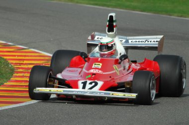 Mugello, İtalya - 27 Ekim 2007: 1975 yılında Ferrari F1 312T ile bilinmeyen koşu eski Niki Lauda Ferrari Yarış Günleri Yılı 2007, İtalya