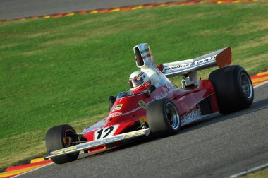 Mugello, İtalya - 27 Ekim 2007: 1975 yılında Ferrari F1 312T ile bilinmeyen koşu eski Niki Lauda Ferrari Yarış Günleri Yılı 2007, İtalya