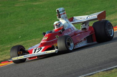 Mugello, İtalya - 27 Ekim 2007: 1975 yılında Ferrari F1 312T ile bilinmeyen koşu eski Niki Lauda Ferrari Yarış Günleri Yılı 2007, İtalya