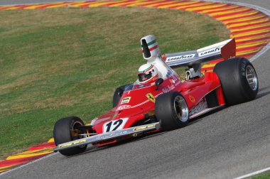 Mugello, İtalya - 27 Ekim 2007: 1975 yılında Ferrari F1 312T ile bilinmeyen koşu eski Niki Lauda Ferrari Yarış Günleri Yılı 2007, İtalya