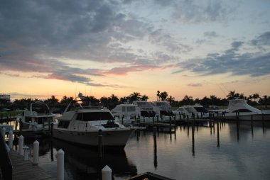 Gün batımında limanda yatlar