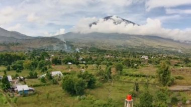 Sembalun Köyü, Drone View, Rinjani Dağı, Lombok Dağı, Endonezya üzerinde uçuş