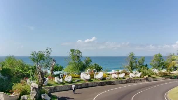 Одном Углу Пляжа Меласти Бали Можете Увидеть Подъездную Дорогу Ведущую — стоковое видео