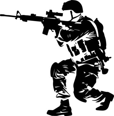 Bir asker tüfeğini tutuyor ve çömeliyor. Görüntü siyah ve beyaz ve ciddi ve odaklanmış bir ruh hali var.