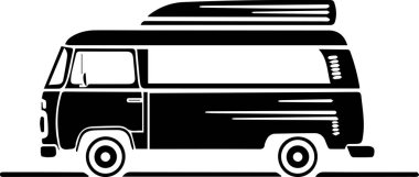 Çatı rafı olan siyah bir minibüs. Minibüs beyaz bir arka plana park edilmiş.