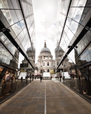 Londra 'nın merkezindeki One New Change alışveriş merkezinden alınan St. Paul Katedrali' nin simetrik görüntüsü. Pencerelerdeki yansımalar