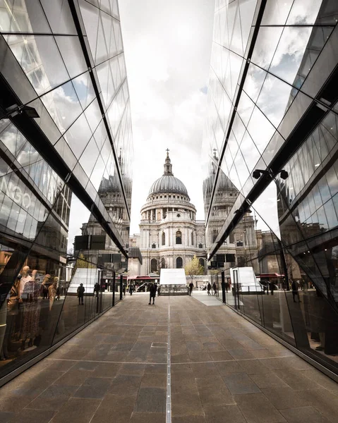 Londra 'nın merkezindeki One New Change alışveriş merkezinden alınan St. Paul Katedrali' nin simetrik görüntüsü. Pencerelerdeki yansımalar