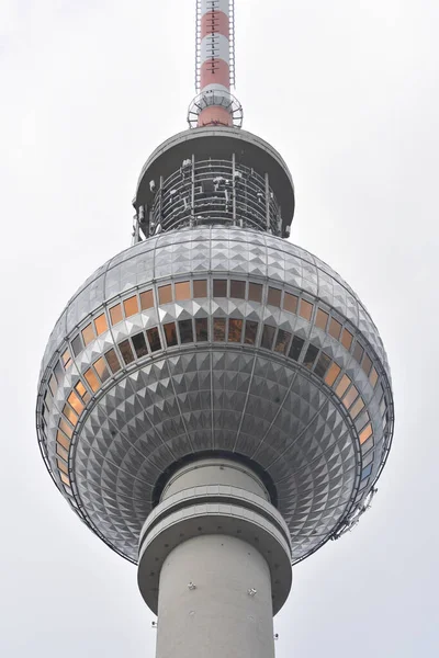 アレクサンダー広場の隣にあるベルリン フェルナシュタット ベルリンテレビ塔 の閉鎖は 曇った背景に設定されています — ストック写真