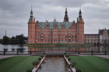 Hilleroed Danimarka 'daki Frederiksborg Kalesi gün batımında Barok bahçesinden, çeşmeden izleniyor.