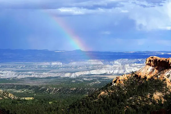 彩虹掠过岩石 — 图库照片