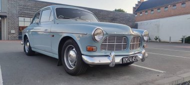 Yoldaki klasik araba.