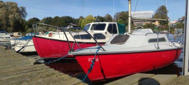 kırmızı ve beyaz tekneler