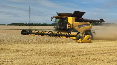 Kombain New Holland sahada 