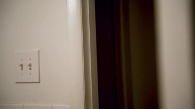 Banyodan dışarı bakma durumu.