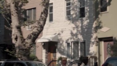  New York caddeleri. New York 'un gündüz sokakları ve kürek evleri, ABD