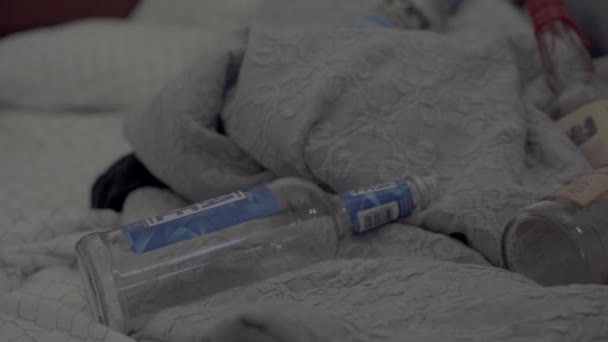 Leere Schnapsflaschen Auf Dem Bett — Stockvideo