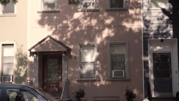 ニューヨーク市街地 アメリカ合衆国ニューヨークの昼間の通りや列車の家 — ストック動画