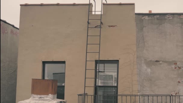 Bakifrån Lägenhetsbyggnad Med Stege Och Brandutgång Från Taket — Stockvideo