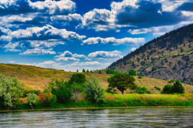 Nehir, su, ağaçlar, dağ, bulutlar, gökyüzü