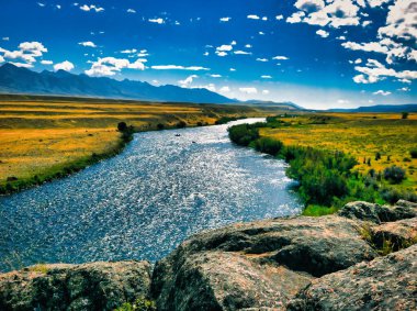 Ağaçlar, su, nehir kıyısı, dağlar, çayırlar