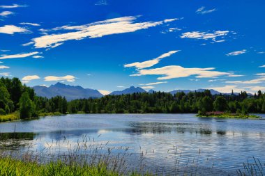 Anchorage 'daki göl ve dağlar